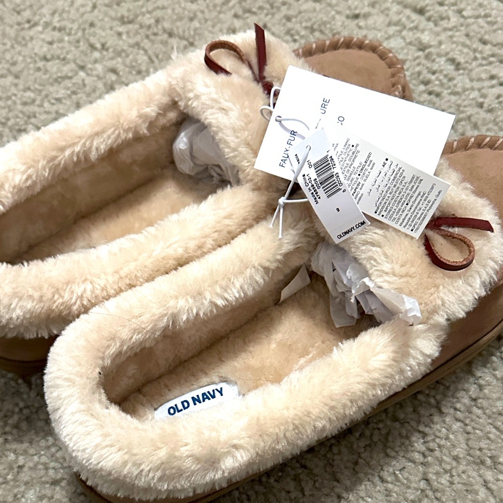 Old Navy Women's Tan Faux Fur Lined Slippers